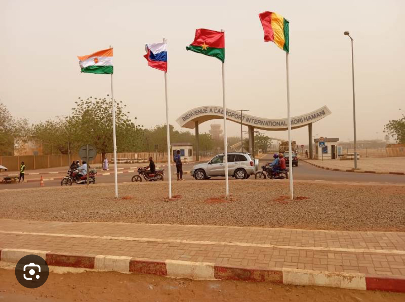 Coopération internationale: les ronds-points de Niamey ornés des drapeaux de l'AES et de la Russie