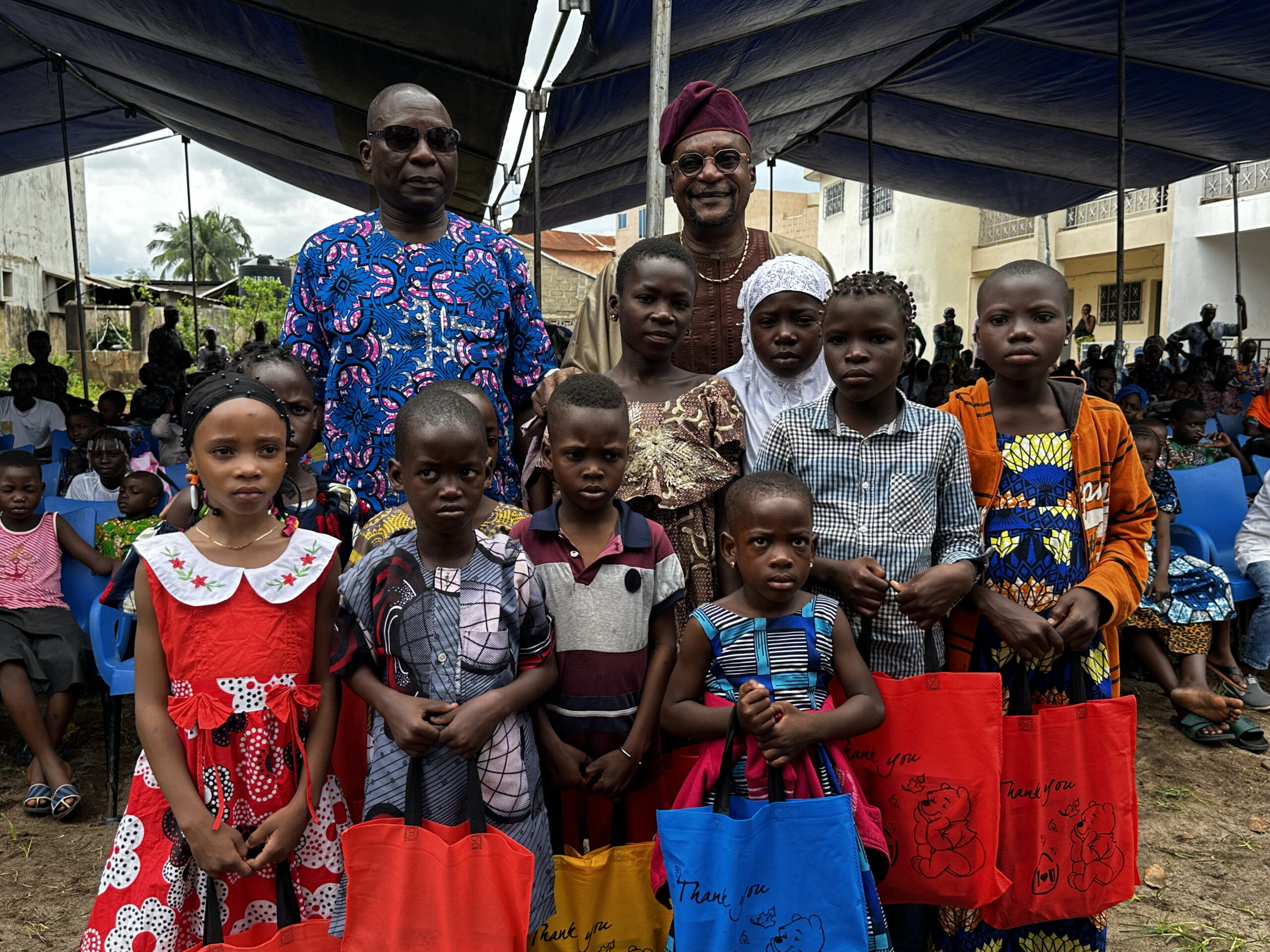 BENIN Rentrée Scolaire 2023/2024: l'honorable Michel François SODJINOU renvoie les apprenants de la 19ème circonscription électorale en classe avec chacun son kit scolaire.